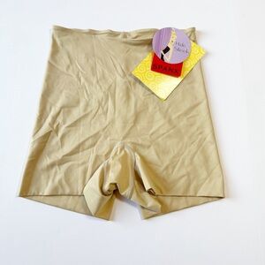 NWT Spanx Hide & Sleek Girl Short Nude Medium